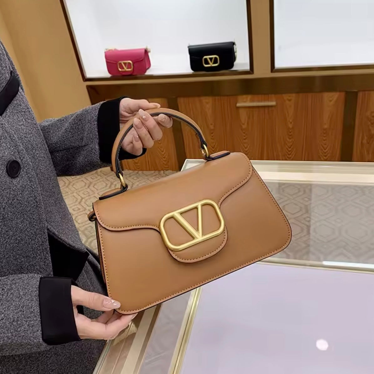 Bolso Cuadrado Elegante – Detalle Dorado