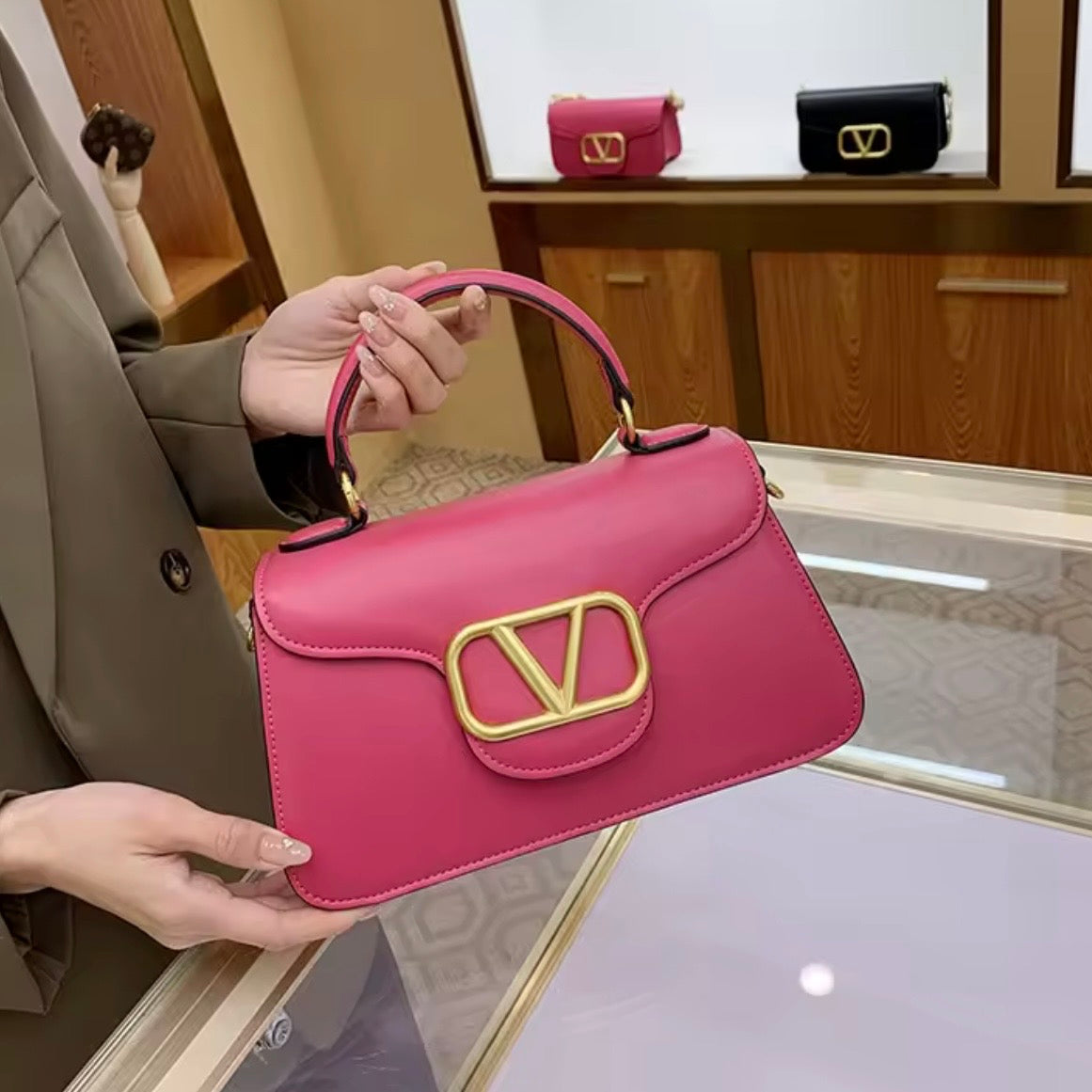 Bolso Cuadrado Elegante – Detalle Dorado