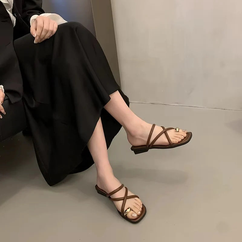 Sandalias Planas con Aro Dorado para Mujer