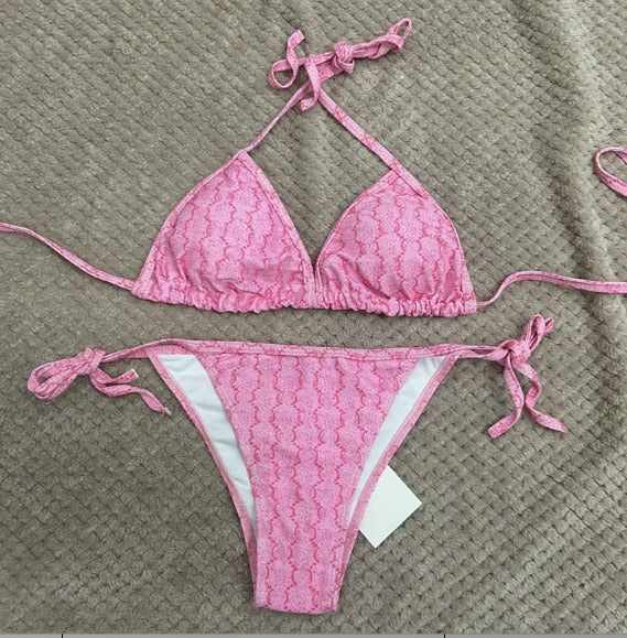 Bikini triangular texturizado: elegancia y confianza bajo el sol